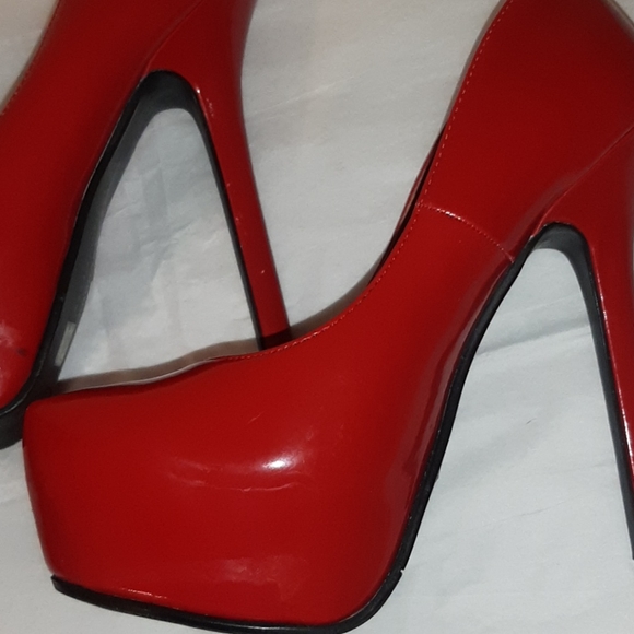 Red platform pumps size 6 1/2M - Picture 6 of 11